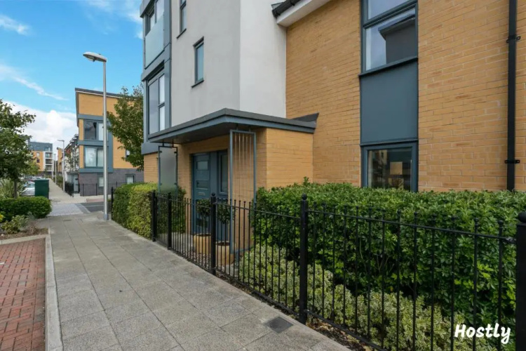 Elephant Court - Comfortable, spacious house with parking