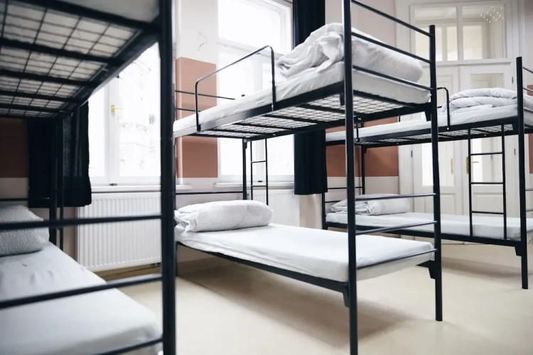 10 Friends Bed in Dorm