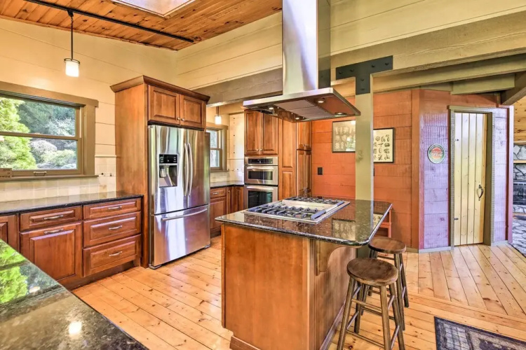 9 Mi to Sugar Mountain: Stunning Cabin w/ Views