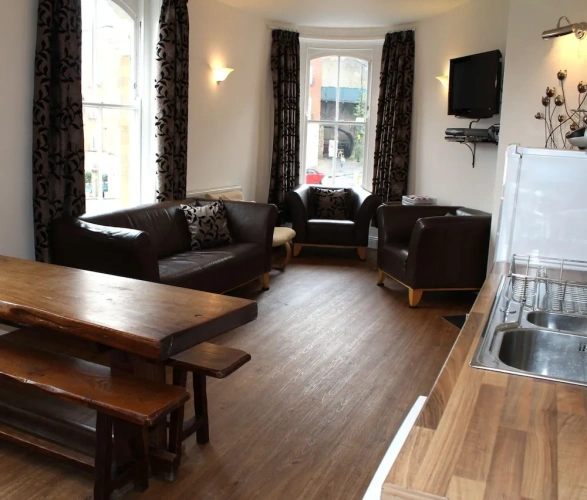 4 Bedrooms Apartment