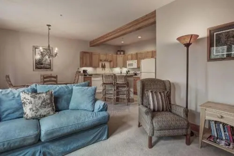 8757 Trappers Crossing Condo