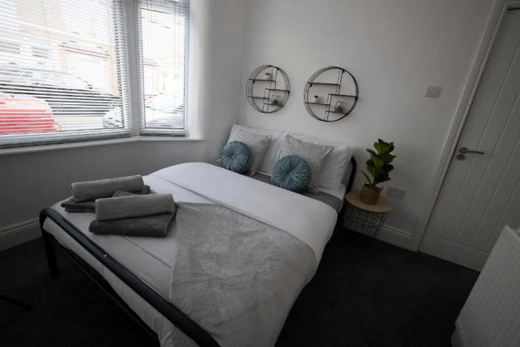 Abingdon House 4 Bedrooms Workstays UK