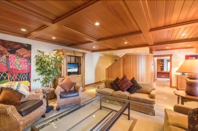 4-Bedroom 4-Bath ski-in/ski-out Condo in Vail