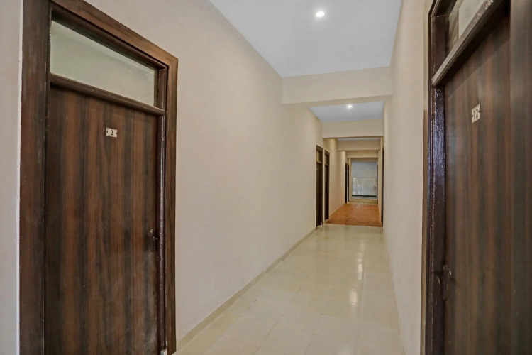 SPOT ON 82185 Noida House