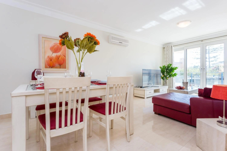 2 bedroom Sea View apartment, private parking