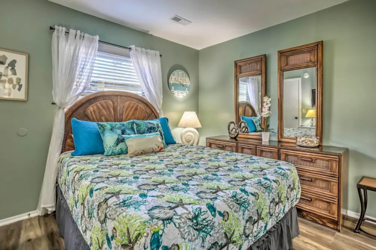 Walk to Beach: Dog-friendly Myrtle Beach Cottage!