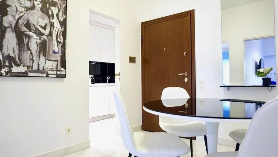 Central & Elegant Apt in Athens