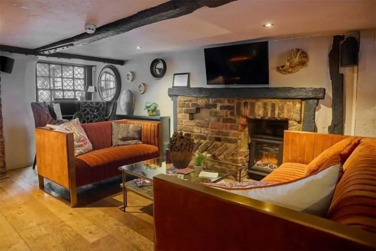 Funky Monk Restaurant and Rooms
