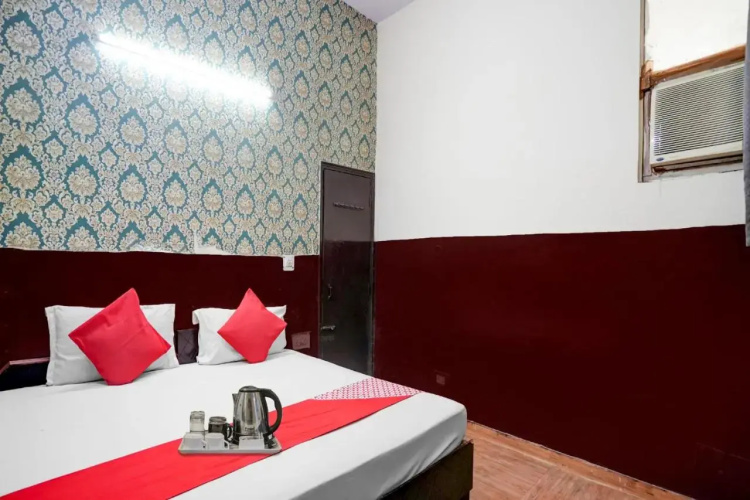 OYO Flagship 70083 Premium Hotel