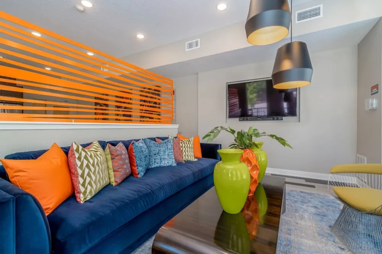 Des Moines Beautiful 2BD 2BA Downtown Apartment