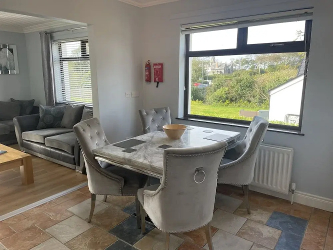 Beautiful 3-bed House in Sunny Killough Down