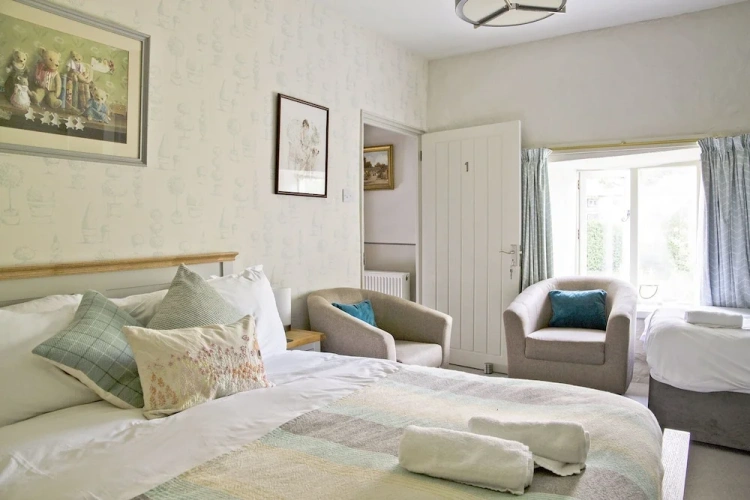 Standard Triple room with garden view