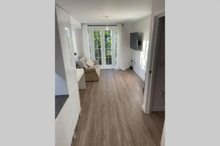 Croydon Gem Apartment - Fast train to the centre and free parking
