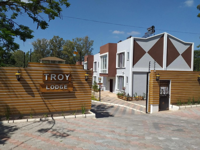 Troy Lodge