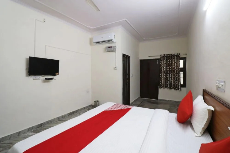 Oyo 39797 Hotel Om
