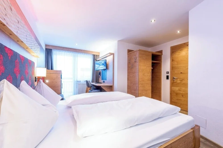 Classic Double room with balcony and with mountain view