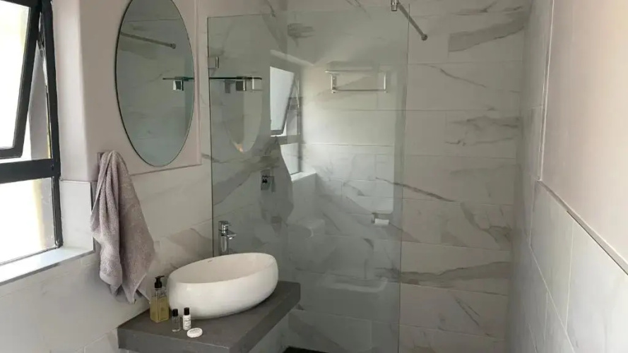 The Chameleon Stay @107