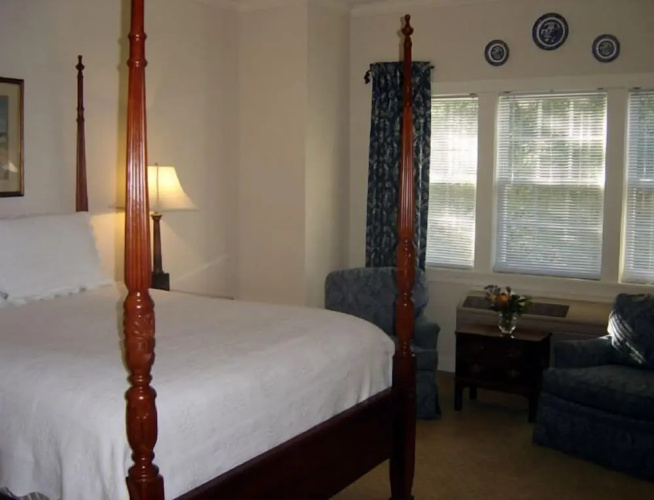 Carriage House Inn