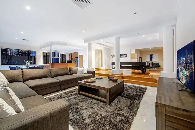 Stunning Lake Front House Amalfi Drive