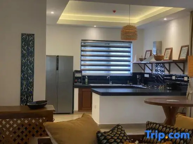 Luxurious 1bedhideaway with pool, AC &beach access