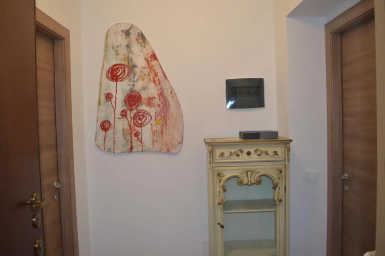 Parravicini Red Flower apartment