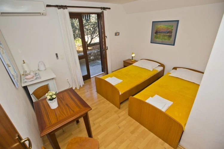 Standard Twin Basement room with garden view