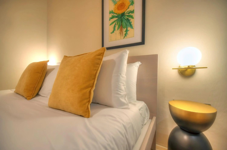 136 - Stylish & traditional 1 bedroom apartment