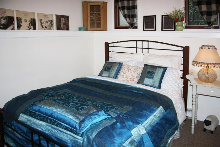 2 Moon Cottage Bed & Breakfast