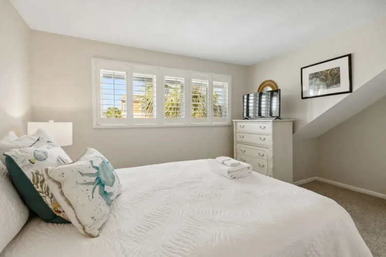 Steps to The Beach - 3BR Ocean View