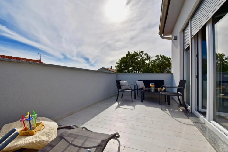 Bright and spacious apartment with grill ***