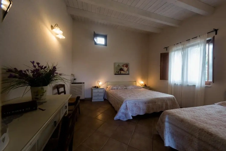 Standard Triple room