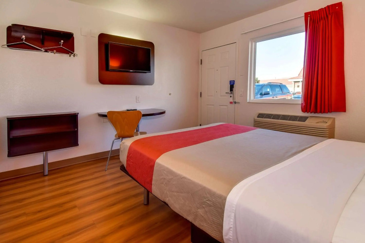 Motel 6 Riverside, CA - South
