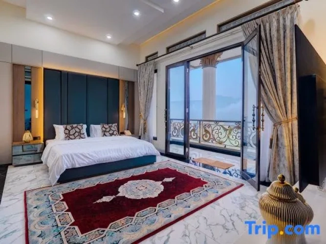 5 Bedrooms Villa