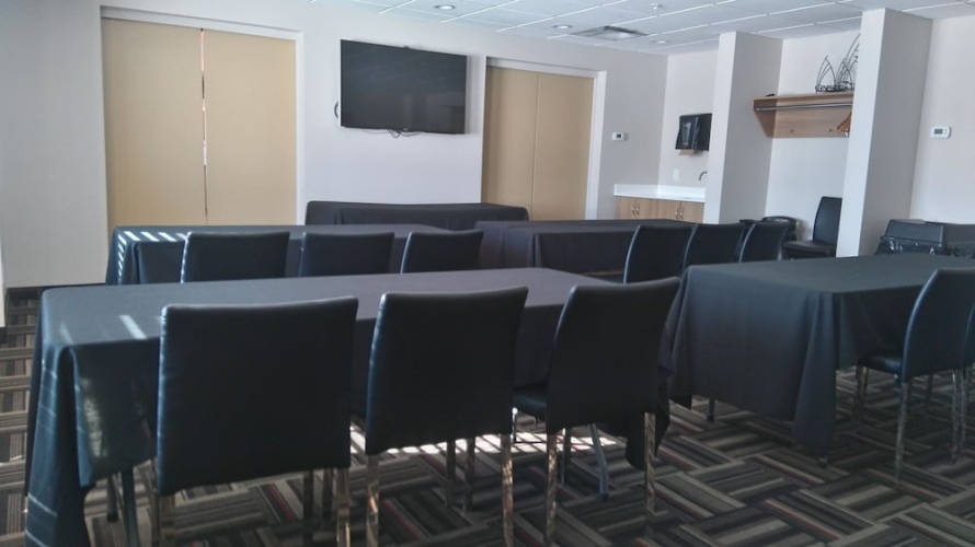 Microtel by Wyndham Casselman photo 17