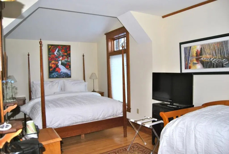 White Pillars Lodging
