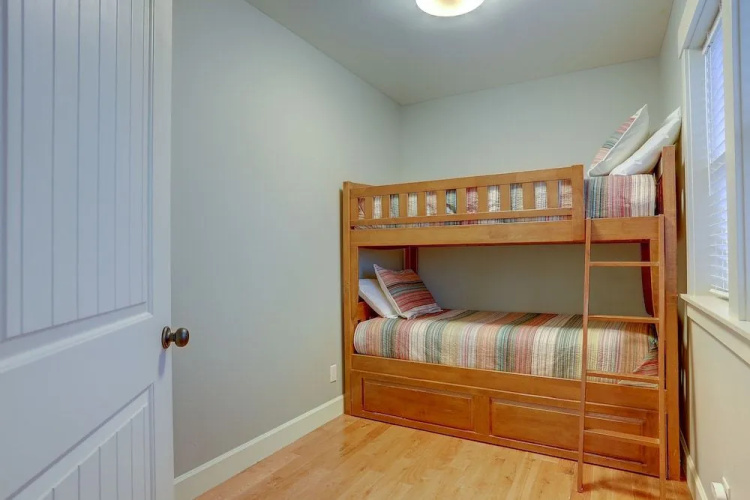 Spacious Five Peaks Home with Soaking Tub and BBQ by RedAwning