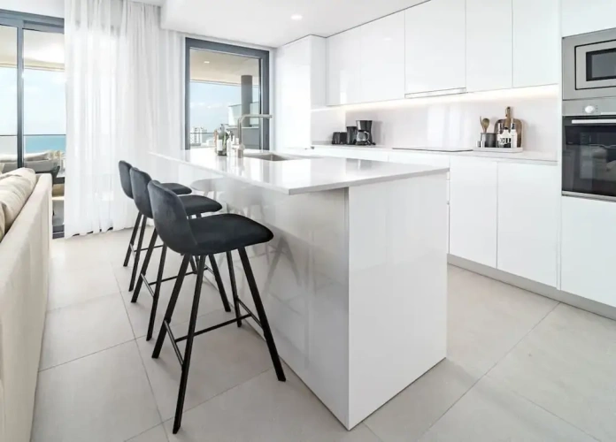 4 Bedrooms Apartment