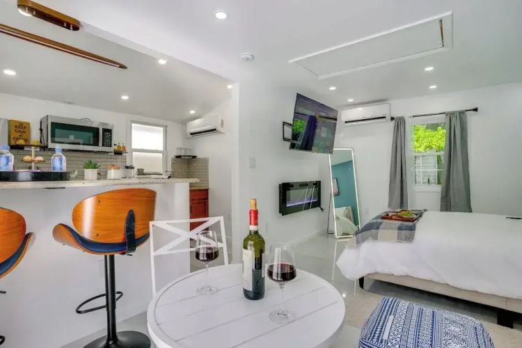 Easy NYC Access: Sleek Hillside Guest House