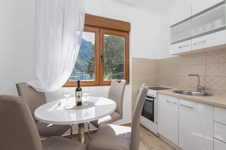 Muo Sea Front Apartments Kotor