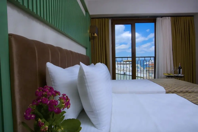 Standard Twin room with sea view