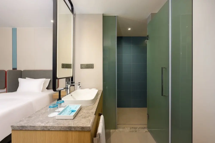 Standard Twin room with lake view