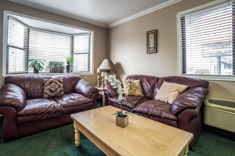 Econo Lodge Inn & Suites