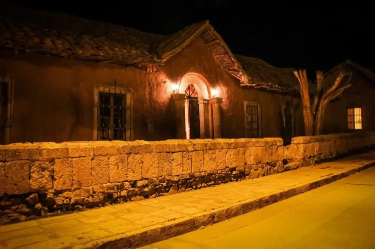 La Casona Lampa