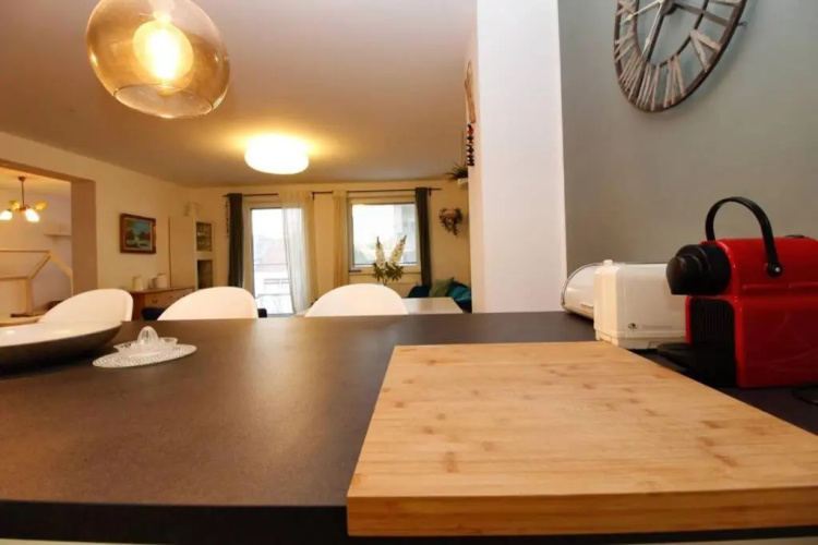 MODERN spacious, 2 BEDROOM, FREE PARKING