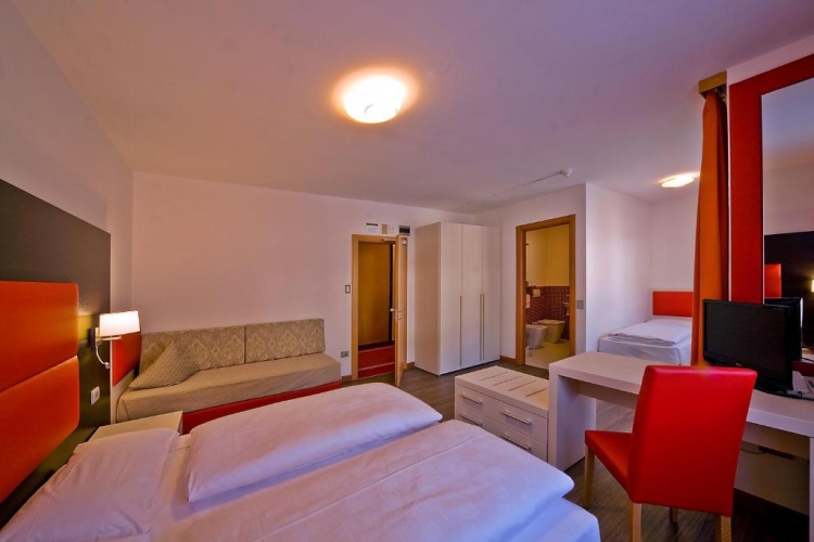 Standard Triple room