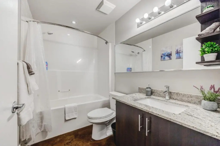 Upscale 2BR Condo - King Bed - Stunning City Views