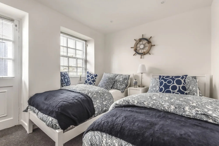 Cottage - Sleeps 6 - Pet Friendly - Patio