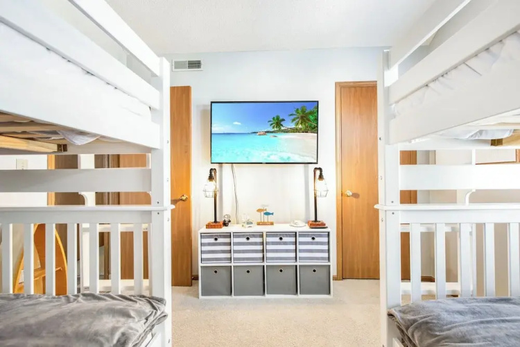 Poolside Condo With Amazing Lake Views & Design