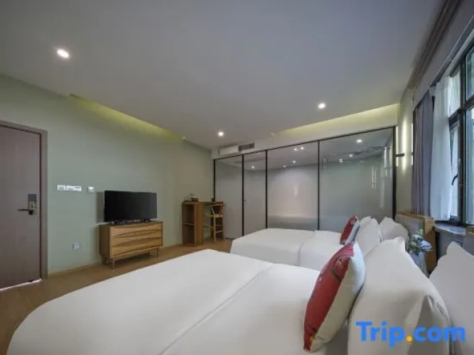 Standard Twin room with balcony