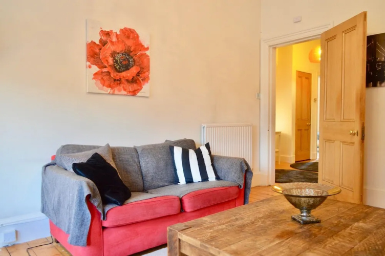 2 Bedroom Morningside Flat